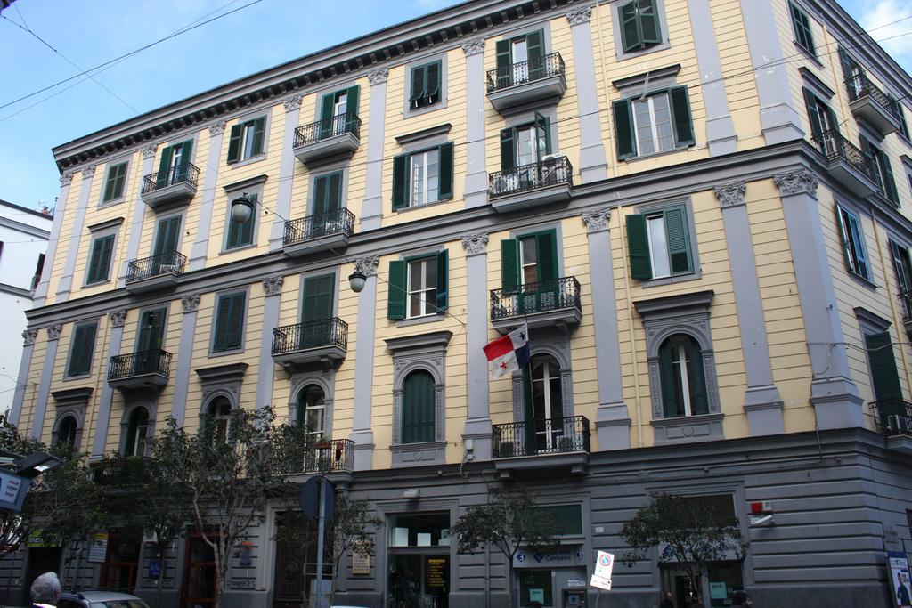 Be Italian Flat Duomo 319 Bed & Breakfast Napoli Bagian luar foto