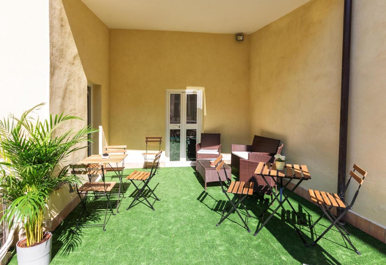 Be Italian Flat Duomo 319 Bed & Breakfast Napoli Bagian luar foto