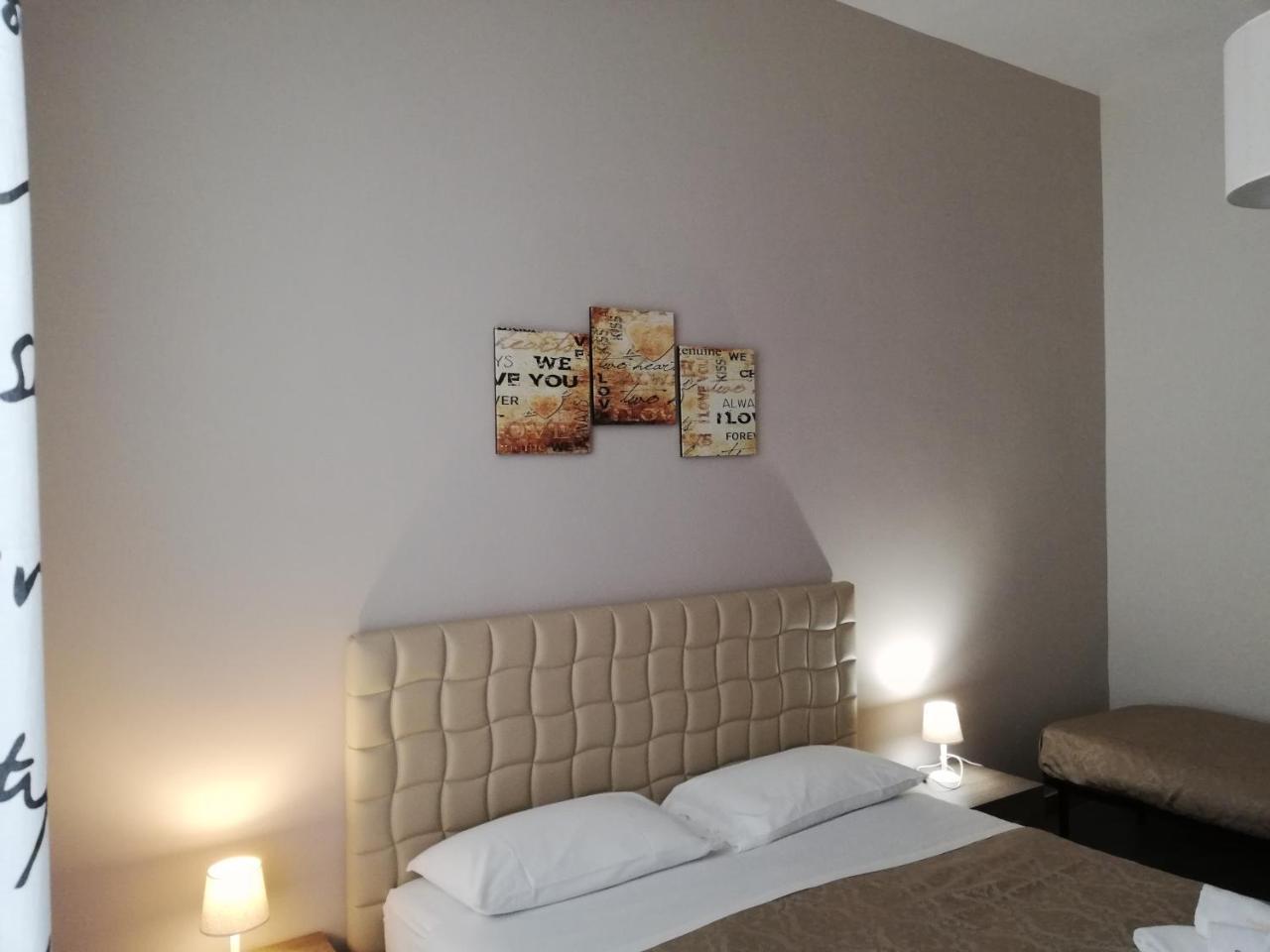 Be Italian Flat Duomo 319 Bed & Breakfast Napoli Bagian luar foto