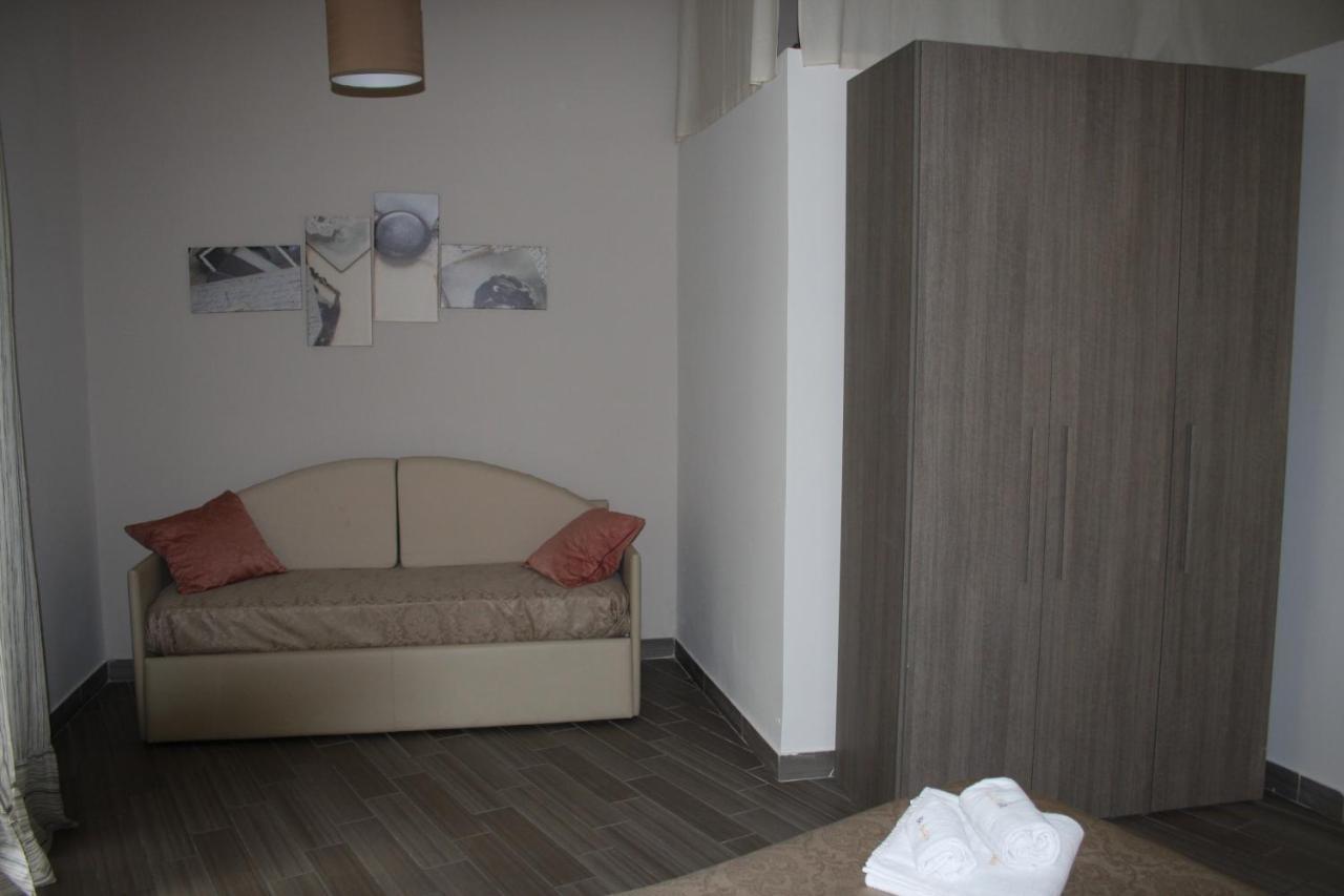 Be Italian Flat Duomo 319 Bed & Breakfast Napoli Bagian luar foto